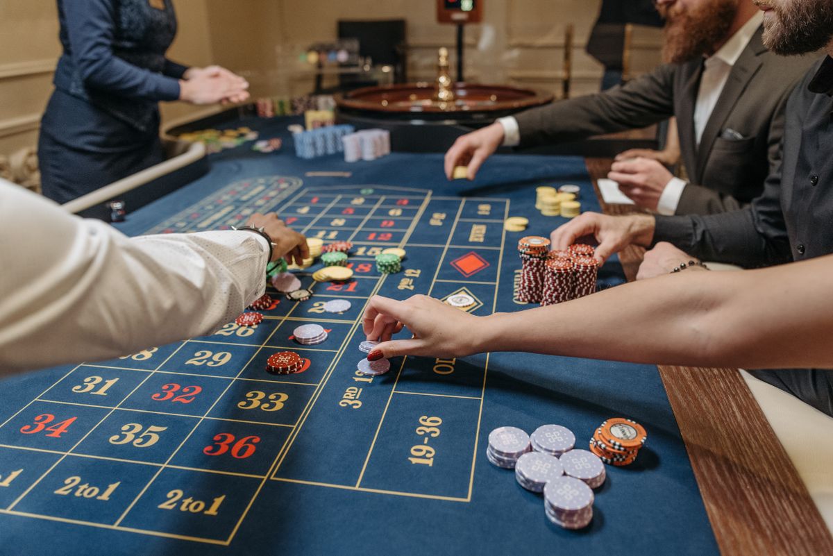 Petugas meja roulette menyambut pemain