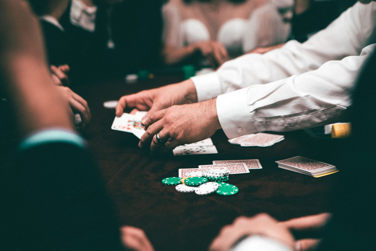 Kartu poker dan chip di atas meja