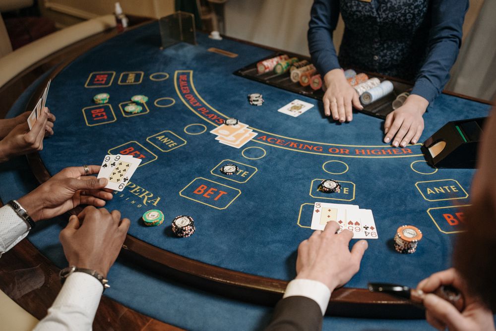 Sekelompok teman bermain kartu bersama dealer