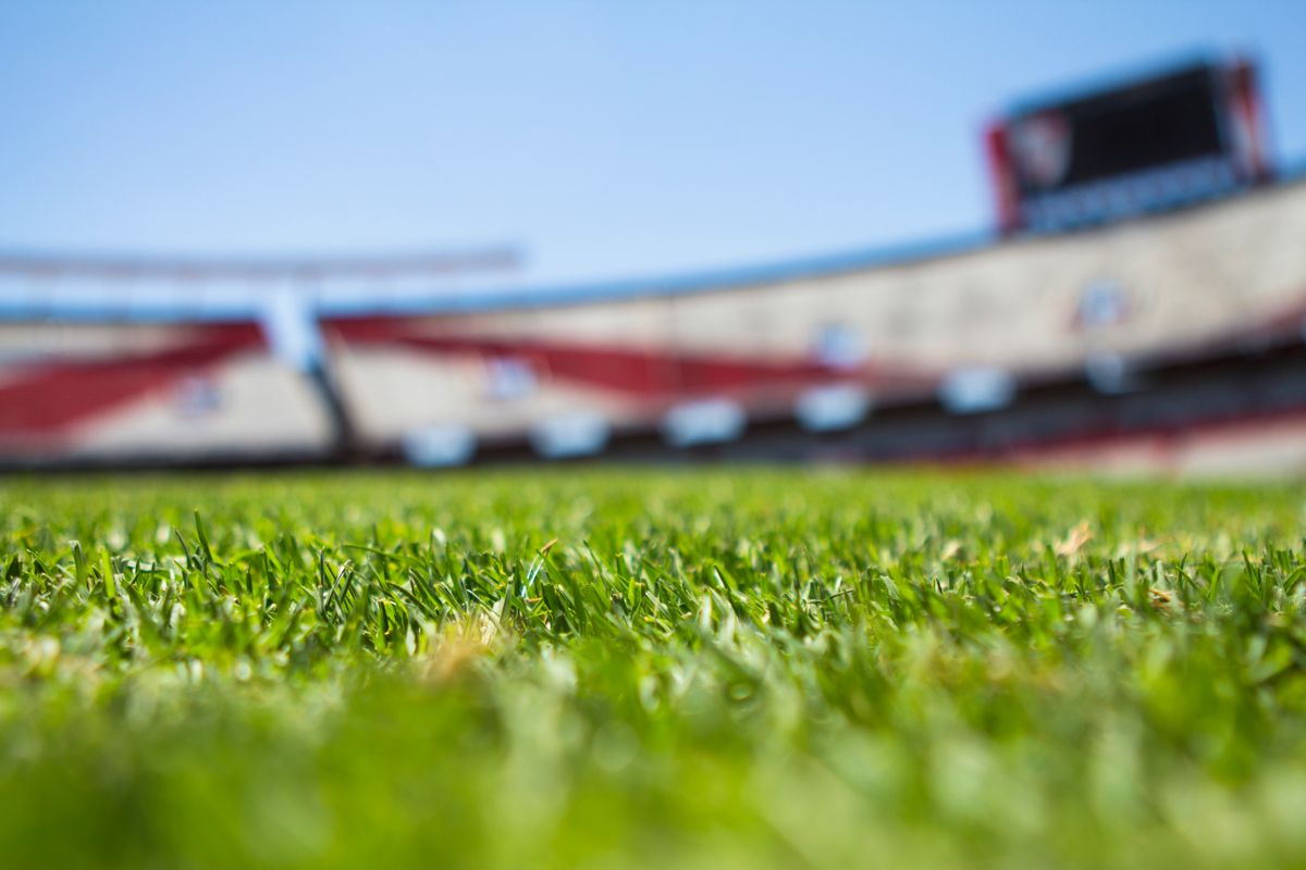 Stadion sepak bola saat pertandingan malam